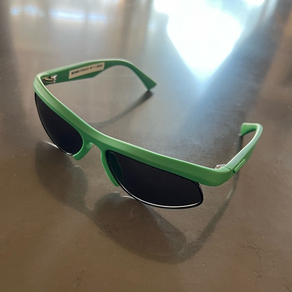 Bottega Veneta Sunglasses 100% Authentic in Kelly Green in great condition - Picture 2 of 7